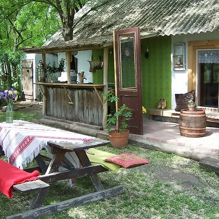 Chy-kara Farm Camping 住宿加早餐酒店 Pálmonostora