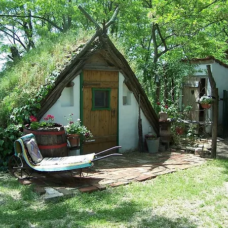 Chy-kara Farm Camping 住宿加早餐酒店 Pálmonostora